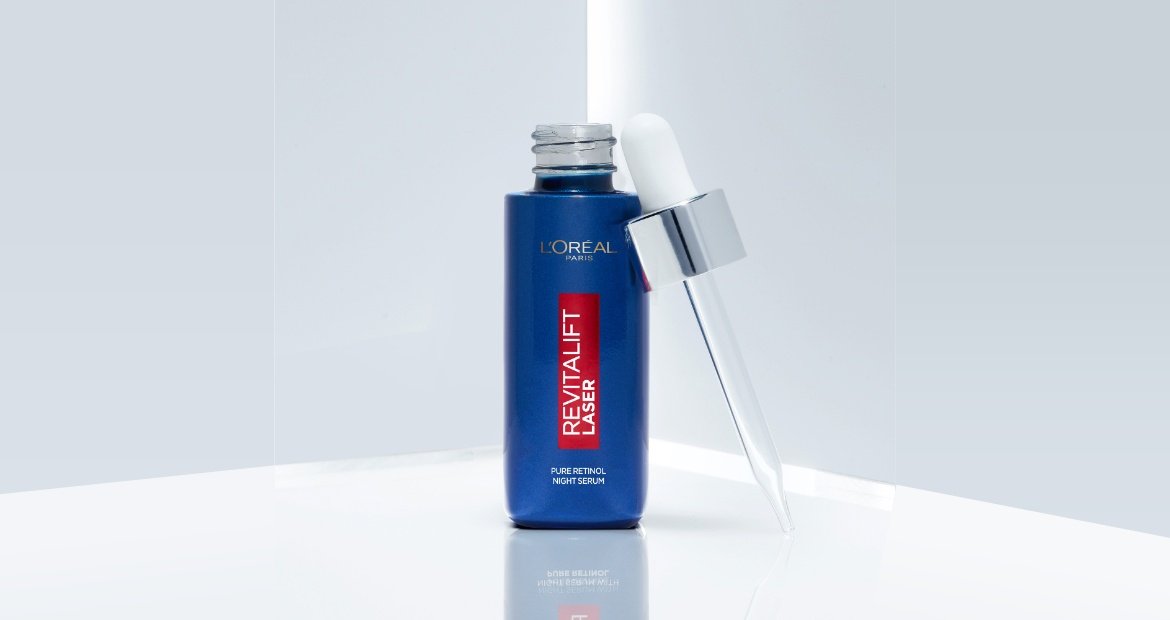 Sérum facial Revitalift Retinol Puro com conta-gotas em um fundo branco.